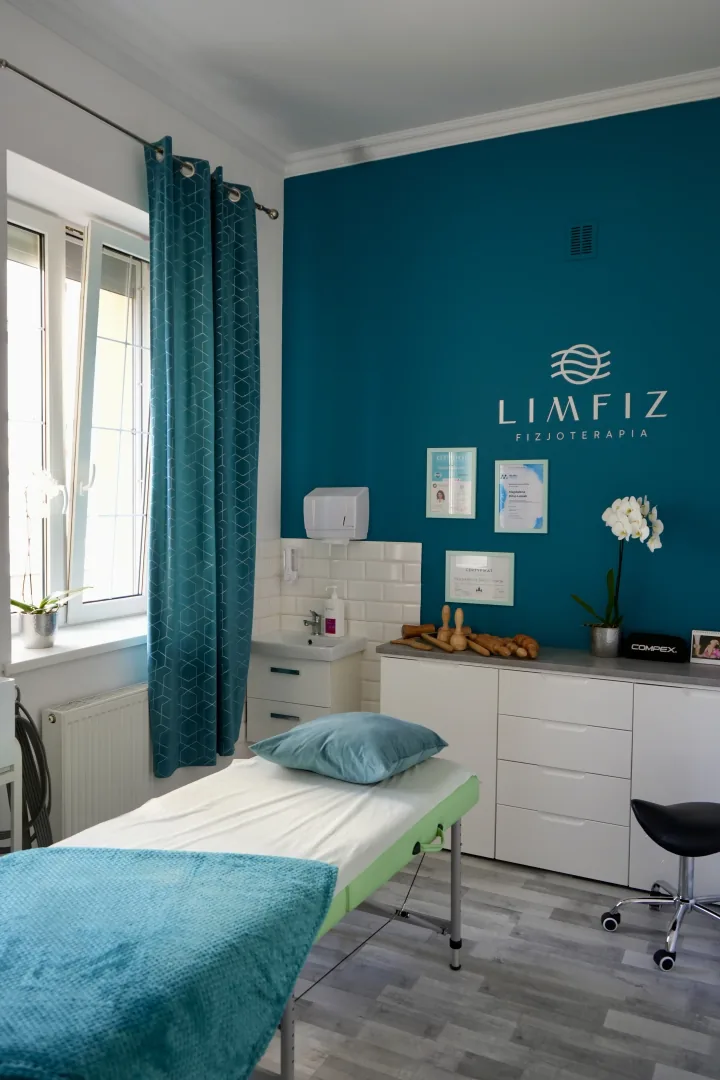 Wnętrze gabinetu LIMFIZ z leżanką terapeutyczną