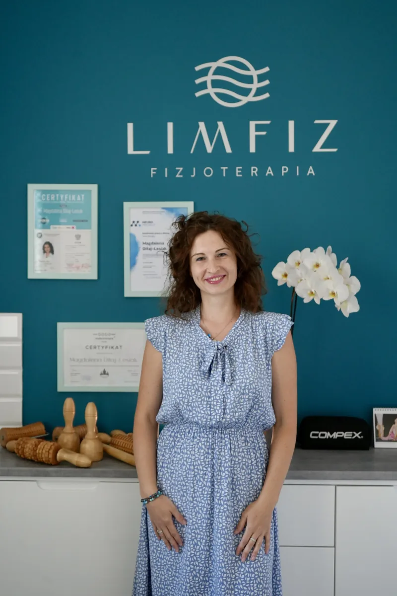 Magdalena Diłaj-Lesiak w gabinecie fizjoterapii LIMFIZ w Łodzi